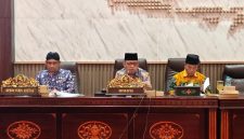 Ketua DPRD Sumenep H. Zainal Arifin memimpin Rapat Paripurna penyampaian Pandangan Umum tujuh fraksi DPRD terhadap Nota Penjelasan Bupati atas Raperda Pertanggungjawaban Pelaksanaan APBD Tahun Anggaran 2025 di Ruang Paripurna DPRD Sumenep, Kamis (18/6/2026).