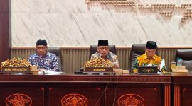 Ketua DPRD Sumenep H. Zainal Arifin memimpin Rapat Paripurna penyampaian Pandangan Umum tujuh fraksi DPRD terhadap Nota Penjelasan Bupati atas Raperda Pertanggungjawaban Pelaksanaan APBD Tahun Anggaran 2025 di Ruang Paripurna DPRD Sumenep, Kamis (18/6/2026).