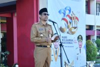 Sekretaris Daerah (Sekda) Kabupaten Sumenep, Agus Dwi Saputra, memimpin Apel Gabungan dalam rangka memperingati Hari Keluarga Nasional (Harganas) ke-33 Tahun 2026 di Halaman Kantor Bupati Sumenep, Senin (29/6/2026). Pada kesempatan itu, Sekda mengajak para ayah untuk aktif hadir dalam pengasuhan anak demi membentuk generasi yang berkarakter, unggul, dan berdaya saing.