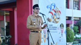 Sekretaris Daerah (Sekda) Kabupaten Sumenep, Agus Dwi Saputra, memimpin Apel Gabungan dalam rangka memperingati Hari Keluarga Nasional (Harganas) ke-33 Tahun 2026 di Halaman Kantor Bupati Sumenep, Senin (29/6/2026). Pada kesempatan itu, Sekda mengajak para ayah untuk aktif hadir dalam pengasuhan anak demi membentuk generasi yang berkarakter, unggul, dan berdaya saing.