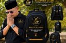 Founder BIP, Ali Zainal Abidin, mempersiapkan program pembagian ribuan tas sekolah untuk anak yatim dan dhuafa. Tas tersebut memuat pesan moral ‘Kejar cita-citamu, menjadi orang baik dan jujur untuk bangsa dan negara Indonesia’ sebagai bentuk dukungan pendidikan karakter generasi muda.