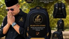 Founder BIP, Ali Zainal Abidin, mempersiapkan program pembagian ribuan tas sekolah untuk anak yatim dan dhuafa. Tas tersebut memuat pesan moral ‘Kejar cita-citamu, menjadi orang baik dan jujur untuk bangsa dan negara Indonesia’ sebagai bentuk dukungan pendidikan karakter generasi muda.