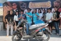 Foto: Owner CV Ayunda Permata Sejahtera, H. Bambang Budiyanto, S.H., bersama panitia dan para pemenang berfoto usai penyerahan hadiah pada ajang Champions Ayunda. Kegiatan yang berlangsung meriah tersebut ditutup dengan penyerahan hadiah utama berupa satu unit sepeda motor sebagai bentuk apresiasi kepada para juara, sekaligus wujud komitmen perusahaan dalam mendukung kegiatan komunitas, kepemudaan, dan pengembangan bakat masyarakat.