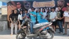 Foto: Owner CV Ayunda Permata Sejahtera, H. Bambang Budiyanto, S.H., bersama panitia dan para pemenang berfoto usai penyerahan hadiah pada ajang Champions Ayunda. Kegiatan yang berlangsung meriah tersebut ditutup dengan penyerahan hadiah utama berupa satu unit sepeda motor sebagai bentuk apresiasi kepada para juara, sekaligus wujud komitmen perusahaan dalam mendukung kegiatan komunitas, kepemudaan, dan pengembangan bakat masyarakat.