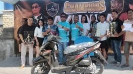 Foto: Owner CV Ayunda Permata Sejahtera, H. Bambang Budiyanto, S.H., bersama panitia dan para pemenang berfoto usai penyerahan hadiah pada ajang Champions Ayunda. Kegiatan yang berlangsung meriah tersebut ditutup dengan penyerahan hadiah utama berupa satu unit sepeda motor sebagai bentuk apresiasi kepada para juara, sekaligus wujud komitmen perusahaan dalam mendukung kegiatan komunitas, kepemudaan, dan pengembangan bakat masyarakat.