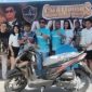 Foto: Owner CV Ayunda Permata Sejahtera, H. Bambang Budiyanto, S.H., bersama panitia dan para pemenang berfoto usai penyerahan hadiah pada ajang Champions Ayunda. Kegiatan yang berlangsung meriah tersebut ditutup dengan penyerahan hadiah utama berupa satu unit sepeda motor sebagai bentuk apresiasi kepada para juara, sekaligus wujud komitmen perusahaan dalam mendukung kegiatan komunitas, kepemudaan, dan pengembangan bakat masyarakat.