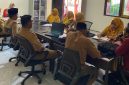 Kepala SDN Pasongsongan, Mariyatul Qiptiyah, saat memimpin Rapat Pleno Kelulusan Kelas 6 SDN Pasongsongan I di Aula sekolah.