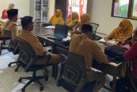 Kepala SDN Pasongsongan, Mariyatul Qiptiyah, saat memimpin Rapat Pleno Kelulusan Kelas 6 SDN Pasongsongan I di Aula sekolah.