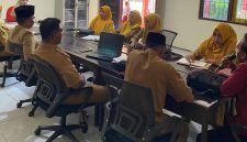 Kepala SDN Pasongsongan, Mariyatul Qiptiyah, saat memimpin Rapat Pleno Kelulusan Kelas 6 SDN Pasongsongan I di Aula sekolah.