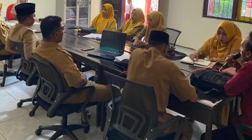 Kepala SDN Pasongsongan, Mariyatul Qiptiyah, saat memimpin Rapat Pleno Kelulusan Kelas 6 SDN Pasongsongan I di Aula sekolah.
