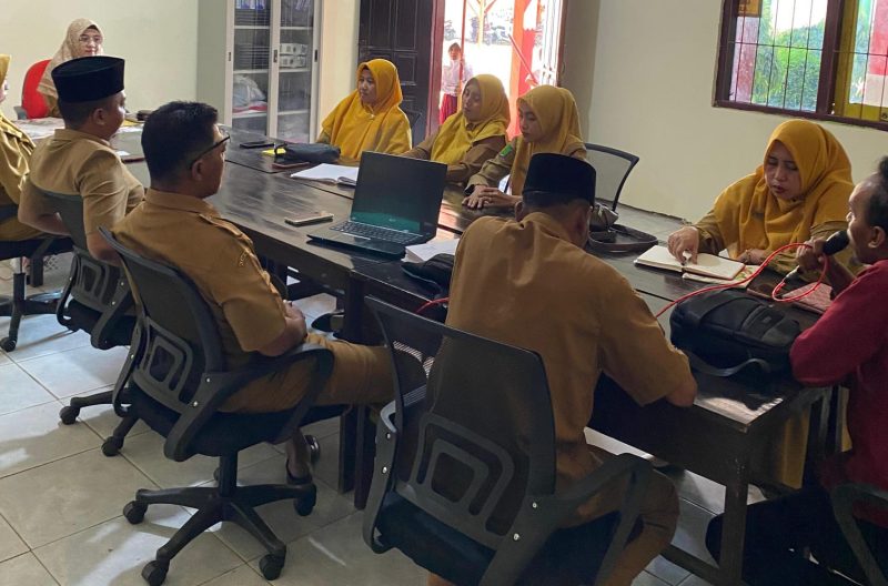 Kepala SDN Pasongsongan, Mariyatul Qiptiyah, saat memimpin Rapat Pleno Kelulusan Kelas 6 SDN Pasongsongan I di Aula sekolah.