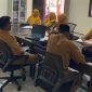 Kepala SDN Pasongsongan, Mariyatul Qiptiyah, saat memimpin Rapat Pleno Kelulusan Kelas 6 SDN Pasongsongan I di Aula sekolah.