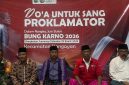Camat Kangayan Nurullah, SH., MH., dan Mohammad Syafei AG mengikuti doa bersama mengenang jasa Bung Karno dan para pahlawan bangsa melalui Zoom Meeting yang terhubung dengan Pendopo Agung Sumenep.