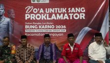 Camat Kangayan Nurullah, SH., MH., dan Mohammad Syafei AG mengikuti doa bersama mengenang jasa Bung Karno dan para pahlawan bangsa melalui Zoom Meeting yang terhubung dengan Pendopo Agung Sumenep.