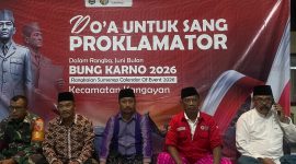 Camat Kangayan Nurullah, SH., MH., dan Mohammad Syafei AG mengikuti doa bersama mengenang jasa Bung Karno dan para pahlawan bangsa melalui Zoom Meeting yang terhubung dengan Pendopo Agung Sumenep.