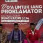 Camat Kangayan Nurullah, SH., MH., dan Mohammad Syafei AG mengikuti doa bersama mengenang jasa Bung Karno dan para pahlawan bangsa melalui Zoom Meeting yang terhubung dengan Pendopo Agung Sumenep.