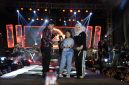 Putri tercinta Pembina DRT The Big Family, H. Syafwan Wahyudi, menjadi sorotan saat memberikan saweran kepada penyanyi Valen di atas panggung Madura Fest 2026. Aksi tersebut menarik perhatian ribuan penonton dan dinilai mencerminkan jiwa sosial serta semangat berbagi yang selama ini melekat pada keluarga besar DRT.