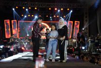 Putri tercinta Pembina DRT The Big Family, H. Syafwan Wahyudi, menjadi sorotan saat memberikan saweran kepada penyanyi Valen di atas panggung Madura Fest 2026. Aksi tersebut menarik perhatian ribuan penonton dan dinilai mencerminkan jiwa sosial serta semangat berbagi yang selama ini melekat pada keluarga besar DRT.