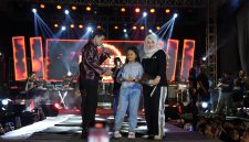 Putri tercinta Pembina DRT The Big Family, H. Syafwan Wahyudi, menjadi sorotan saat memberikan saweran kepada penyanyi Valen di atas panggung Madura Fest 2026. Aksi tersebut menarik perhatian ribuan penonton dan dinilai mencerminkan jiwa sosial serta semangat berbagi yang selama ini melekat pada keluarga besar DRT.