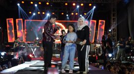 Putri tercinta Pembina DRT The Big Family, H. Syafwan Wahyudi, menjadi sorotan saat memberikan saweran kepada penyanyi Valen di atas panggung Madura Fest 2026. Aksi tersebut menarik perhatian ribuan penonton dan dinilai mencerminkan jiwa sosial serta semangat berbagi yang selama ini melekat pada keluarga besar DRT.