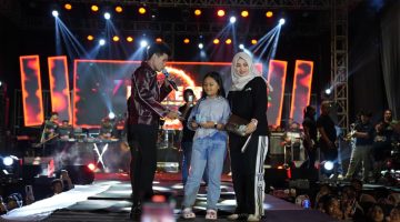 Putri tercinta Pembina DRT The Big Family, H. Syafwan Wahyudi, menjadi sorotan saat memberikan saweran kepada penyanyi Valen di atas panggung Madura Fest 2026. Aksi tersebut menarik perhatian ribuan penonton dan dinilai mencerminkan jiwa sosial serta semangat berbagi yang selama ini melekat pada keluarga besar DRT.