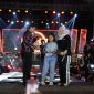 Putri tercinta Pembina DRT The Big Family, H. Syafwan Wahyudi, menjadi sorotan saat memberikan saweran kepada penyanyi Valen di atas panggung Madura Fest 2026. Aksi tersebut menarik perhatian ribuan penonton dan dinilai mencerminkan jiwa sosial serta semangat berbagi yang selama ini melekat pada keluarga besar DRT.