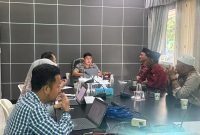 Asisten Manager Niaga dan Pemasaran PLN UP3 Madura, Bapak Abd. Gafur, saat memimpin rapat koordinasi terkait percepatan layanan listrik dan program pasang baru di wilayah kerja PLN UP3 Madura.