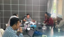 Asisten Manager Niaga dan Pemasaran PLN UP3 Madura, Bapak Abd. Gafur, saat memimpin rapat koordinasi terkait percepatan layanan listrik dan program pasang baru di wilayah kerja PLN UP3 Madura.