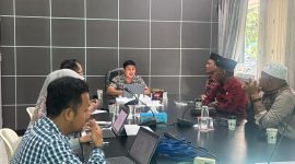 Asisten Manager Niaga dan Pemasaran PLN UP3 Madura, Bapak Abd. Gafur, saat memimpin rapat koordinasi terkait percepatan layanan listrik dan program pasang baru di wilayah kerja PLN UP3 Madura.