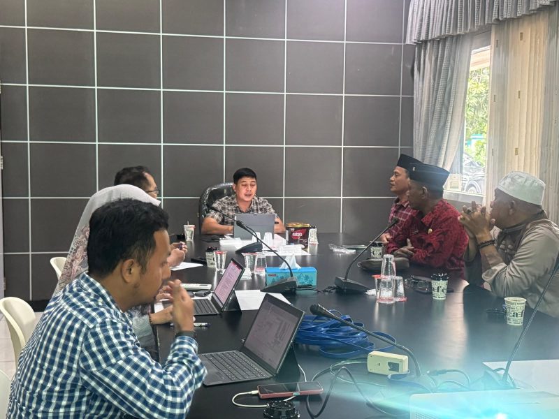 Asisten Manager Niaga dan Pemasaran PLN UP3 Madura, Bapak Abd. Gafur, saat memimpin rapat koordinasi terkait percepatan layanan listrik dan program pasang baru di wilayah kerja PLN UP3 Madura.