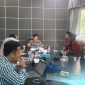 Asisten Manager Niaga dan Pemasaran PLN UP3 Madura, Bapak Abd. Gafur, saat memimpin rapat koordinasi terkait percepatan layanan listrik dan program pasang baru di wilayah kerja PLN UP3 Madura.