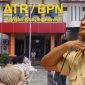 Di saat reformasi birokrasi terus dipoles sebagai wajah baru pelayanan publik dj era pemerintahan Prabowo, Kantor ATR/BPN Kabupaten Sumenep justru tersandung keluhan masyarakat. Pengurusan Roya yang tak kunjung rampung menjadi simbol kekecewaan warga terhadap pelayanan yang dinilai jauh dari harapan.