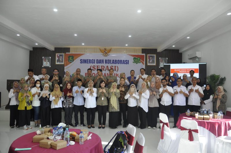 Foto bersama peserta kegiatan Sinergi dan Kolaborasi Program Jaminan Kesehatan Masyarakat di RSUD Sumenep sebagai bentuk komitmen peningkatan layanan kesehatan.