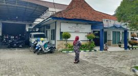 Warga saat berjalan di depan Kantor Dinsos Kabupaten Sampang, Jalan Rajawali, Kelurahan Karang Dalem, Kecamatan Kota Sampang. (Sumber: Agus Junaidi/Detikzone.id)