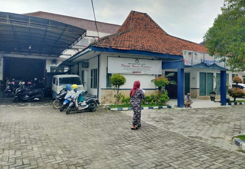 Warga saat berjalan di depan Kantor Dinsos Kabupaten Sampang, Jalan Rajawali, Kelurahan Karang Dalem, Kecamatan Kota Sampang. (Sumber: Agus Junaidi/Detikzone.id)
