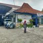 Warga saat berjalan di depan Kantor Dinsos Kabupaten Sampang, Jalan Rajawali, Kelurahan Karang Dalem, Kecamatan Kota Sampang. (Sumber: Agus Junaidi/Detikzone.id)