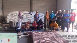 Tim Haswal Group melakukan persiapan pendistribusian bantuan Jumat Berkah berupa beras, telur, dan paket sembako yang akan disalurkan kepada kaum dhuafa, anak yatim, fakir miskin, serta masyarakat yang membutuhkan di sejumlah wilayah di Kabupaten Sumenep.