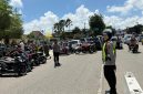 Keterangan Foto: Polwan Polres Sumenep melaksanakan pengamanan dan pengaturan lalu lintas di sekitar masjid saat pelaksanaan Sholat Jumat, Jumat (5/6/2026), demi memberikan rasa aman, nyaman, dan kelancaran bagi para jamaah yang beribadah.