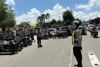 Keterangan Foto: Polwan Polres Sumenep melaksanakan pengamanan dan pengaturan lalu lintas di sekitar masjid saat pelaksanaan Sholat Jumat, Jumat (5/6/2026), demi memberikan rasa aman, nyaman, dan kelancaran bagi para jamaah yang beribadah.