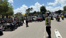 Keterangan Foto: Polwan Polres Sumenep melaksanakan pengamanan dan pengaturan lalu lintas di sekitar masjid saat pelaksanaan Sholat Jumat, Jumat (5/6/2026), demi memberikan rasa aman, nyaman, dan kelancaran bagi para jamaah yang beribadah.