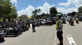 Keterangan Foto: Polwan Polres Sumenep melaksanakan pengamanan dan pengaturan lalu lintas di sekitar masjid saat pelaksanaan Sholat Jumat, Jumat (5/6/2026), demi memberikan rasa aman, nyaman, dan kelancaran bagi para jamaah yang beribadah.