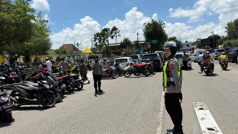 Keterangan Foto: Polwan Polres Sumenep melaksanakan pengamanan dan pengaturan lalu lintas di sekitar masjid saat pelaksanaan Sholat Jumat, Jumat (5/6/2026), demi memberikan rasa aman, nyaman, dan kelancaran bagi para jamaah yang beribadah.