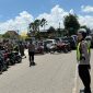 Keterangan Foto: Polwan Polres Sumenep melaksanakan pengamanan dan pengaturan lalu lintas di sekitar masjid saat pelaksanaan Sholat Jumat, Jumat (5/6/2026), demi memberikan rasa aman, nyaman, dan kelancaran bagi para jamaah yang beribadah.