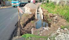 Kondisi U-Ditch di JLU Probolinggo yang terlihat “mendongak” di atas elevasi jalan, dinilai janggal oleh sejumlah pihak di lapangan. (Moch Solihin- Detikzone.id)