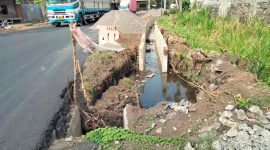 Kondisi U-Ditch di JLU Probolinggo yang terlihat “mendongak” di atas elevasi jalan, dinilai janggal oleh sejumlah pihak di lapangan. (Moch Solihin- Detikzone.id)