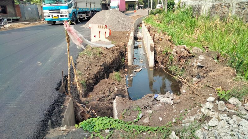 Kondisi U-Ditch di JLU Probolinggo yang terlihat “mendongak” di atas elevasi jalan, dinilai janggal oleh sejumlah pihak di lapangan. (Moch Solihin- Detikzone.id)
