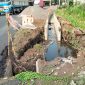 Kondisi U-Ditch di JLU Probolinggo yang terlihat “mendongak” di atas elevasi jalan, dinilai janggal oleh sejumlah pihak di lapangan. (Moch Solihin- Detikzone.id)