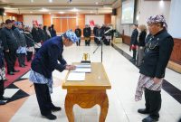 Wali Kota Probolinggo, dr. Aminuddin, melantik dan mengambil sumpah 88 pejabat Eselon II, III, dan IV di lingkungan Pemerintah Kota Probolinggo, Senin (8/6/2026) malam. Rotasi dan promosi jabatan tersebut dilakukan sebagai upaya penyegaran birokrasi, penguatan kinerja organisasi, serta percepatan pembangunan dan pelayanan kepada masyarakat