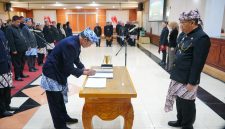Wali Kota Probolinggo, dr. Aminuddin, melantik dan mengambil sumpah 88 pejabat Eselon II, III, dan IV di lingkungan Pemerintah Kota Probolinggo, Senin (8/6/2026) malam. Rotasi dan promosi jabatan tersebut dilakukan sebagai upaya penyegaran birokrasi, penguatan kinerja organisasi, serta percepatan pembangunan dan pelayanan kepada masyarakat
