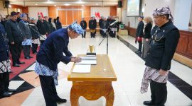 Wali Kota Probolinggo, dr. Aminuddin, melantik dan mengambil sumpah 88 pejabat Eselon II, III, dan IV di lingkungan Pemerintah Kota Probolinggo, Senin (8/6/2026) malam. Rotasi dan promosi jabatan tersebut dilakukan sebagai upaya penyegaran birokrasi, penguatan kinerja organisasi, serta percepatan pembangunan dan pelayanan kepada masyarakat